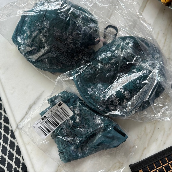 NWT Victoria's Secret Lace Lightly Lined Demi Bra 36DDD - Picture 4 of 16